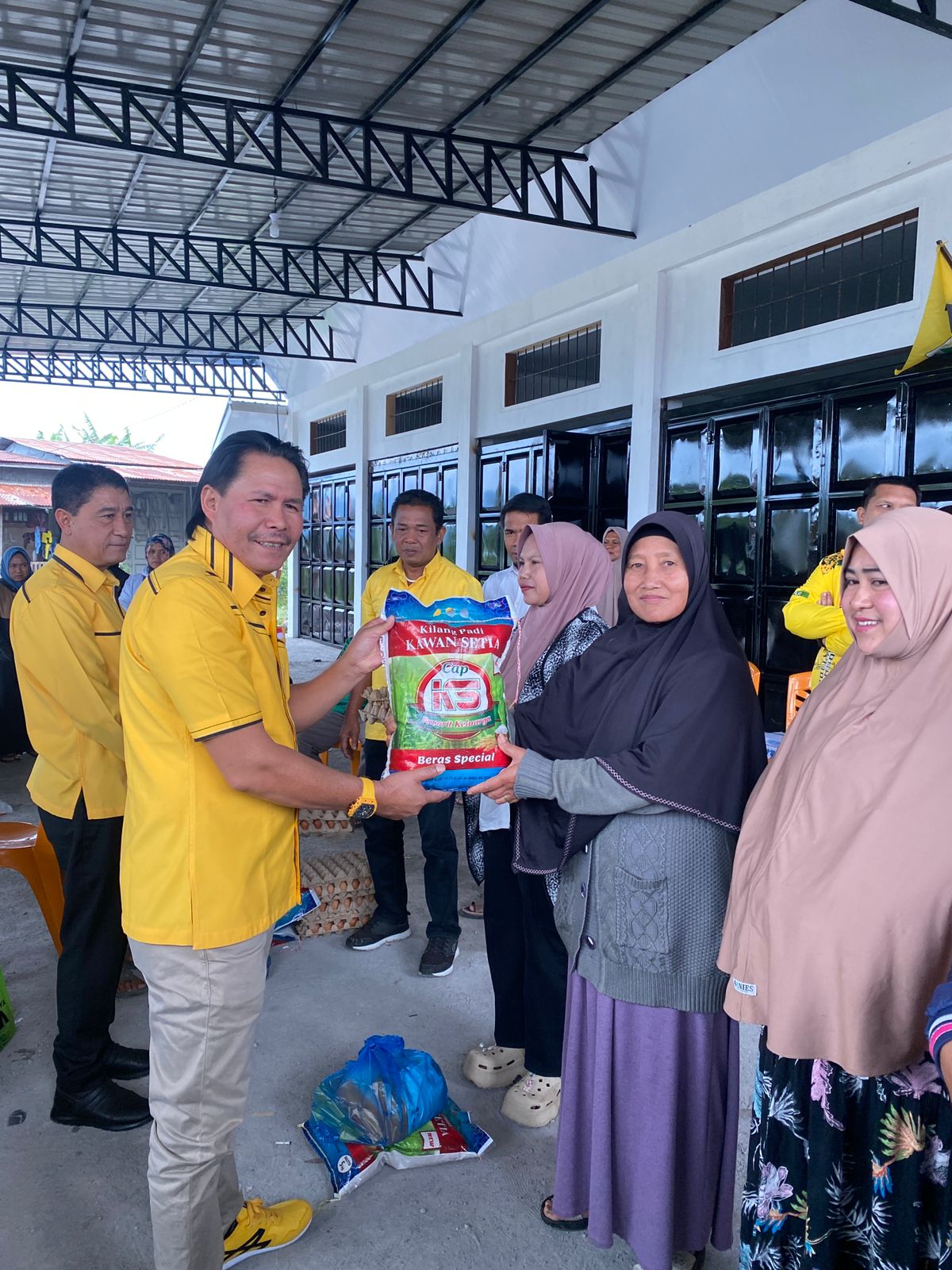 Ketua DPD II Golkar Bener Meriah dan Ketua DPRK Bener Meriah didampingi sejumlah pengurus gelar pasar murah di Terminal Pondok Baru [Foto/ Gona].