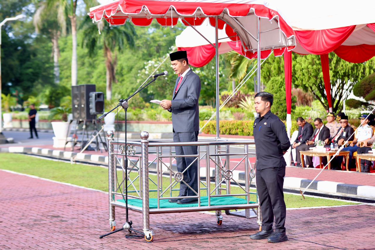 Sekretaris Daerah Aceh, M. Nasir, S.IP., MPA., menjadi inspektur upacara pada peringatan Hari Kesehatan Nasional (HKN) ke-61 Tahun 2025 di halaman depan Kantor Gubernur Aceh, Rabu (12/11/2025)