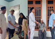 Anggota DPRK Banda Aceh Faisal Ridha Menyerahkan Bantuan Baitul Mal kepada Warga Fakir Uzur di Gampong Lamtemen Timur