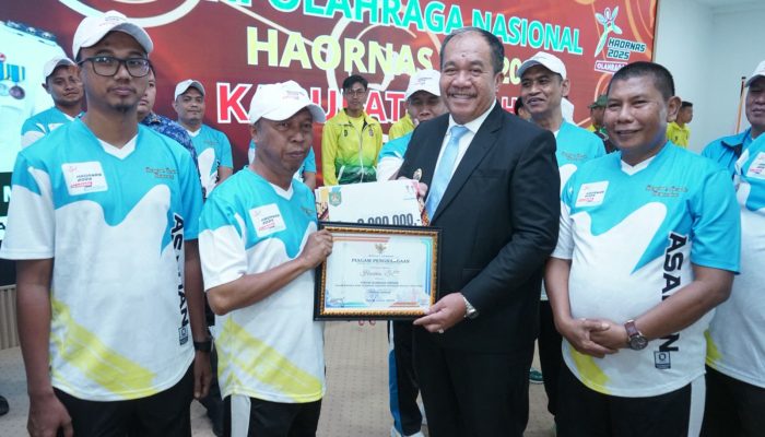 Taufik Berikan Penghargaan Insan Olahraga Berprestasi PON Aceh-Sumut 2024