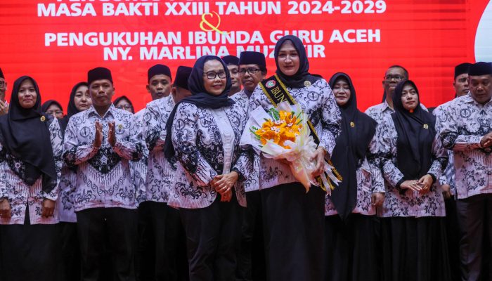 Kak Na Dikukuhkan sebagai Ibunda Guru Aceh: Siap Dukung Perjuangan dan Kesejahteraan Guru