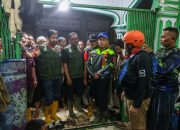 Mualem Tinjau Titik Pengungsian di Pidie, Serahkan Bantuan Darurat hingga Tengah Malam