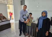 Faisal Ridha Serahkan Peralatan Sekolah untuk Anak Yatim Gampong Lamteumen Timur dan Bitay