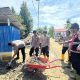 Polres Pidie Bersihkan Rumah Warga Terdampak Banjir di Gampong Blang Beureueh