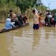 Jalur Krung Lingka–Pante Panah Masih Terendam, Warga Terpaksa Menyeberang Pakai Perahu Drum