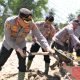 Kapolres Pidie Turun Langsung Pimpin Gotong Royong Bersihkan Lapangan Voli Pasca Banjir
