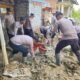 Wujud Kepedulian, Polres Pidie Bantu Bersihkan Rumah Warga Kecamatan Mutiara