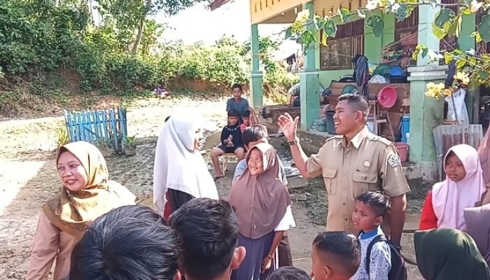 Siswa Penyintas Banjir di Aceh Utara Belajar di Luar Kelas, Banyak Tak Pakai Seragam