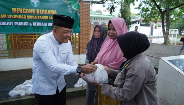 Kodam IM Sembelih 4 Sapi Meugang di Blang Padang, Daging Dibagikan ke Warga