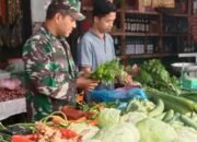 Pastikan Harga Stabil, Serda Muswandi Pantau Pasar Rukoh