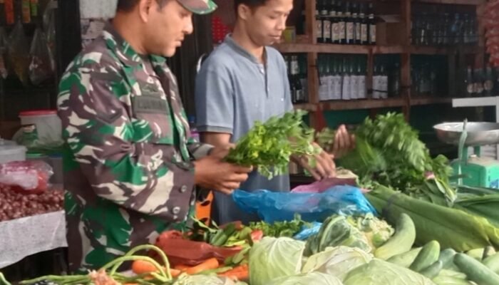 Pastikan Harga Stabil, Serda Muswandi Pantau Pasar Rukoh
