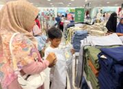 PKK Gampong Cot Lamkuweuh Ajak Anak Yatim Belanja Baju Baru