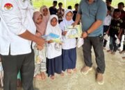 Anggota DPRK Aceh Utara Salurkan Bantuan, 87 Siswa Korban Banjir Kembali Tersenyum
