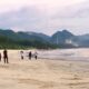Pantai Lampuuk Jadi Ikon Wisata Aceh Besar Saat Libur Lebaran