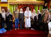 Yayasan Halimon Al-Asyi Serahkan Santunan Baju Lebaran dan Sembako untuk Inong Balee Aceh Rayeuk