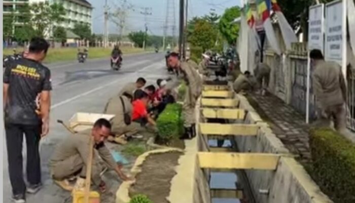 Aktivitas Jumat Pagi, Satpol PP Asahan Bergotong Royong di Depan Kantor