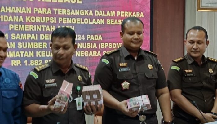 BreakingNews: Kejati Aceh Tetapkan S Jadi Tersangka Kasus Beasiswa, BB Rp1,8 M, Langsung Ditahan
