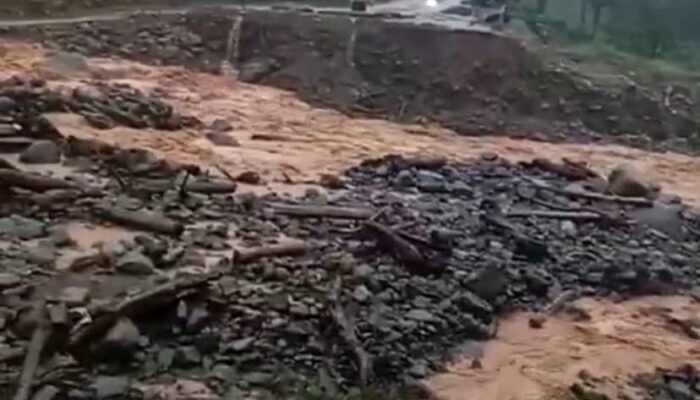 Banjir Kembali Hantam Bener Meriah, Jalan Putus dan Truk Terperosok