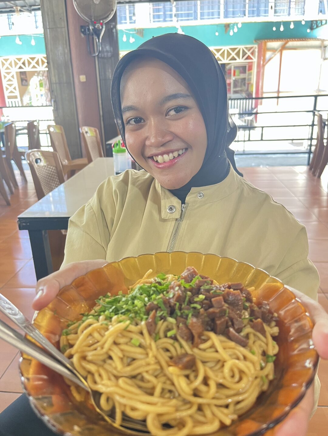 Duta Wisata Kota Sabang Humaira memperlihatkan Mie Sedap Sabang yang legendaris [Foto/HO For Habanusantara/Humaira]