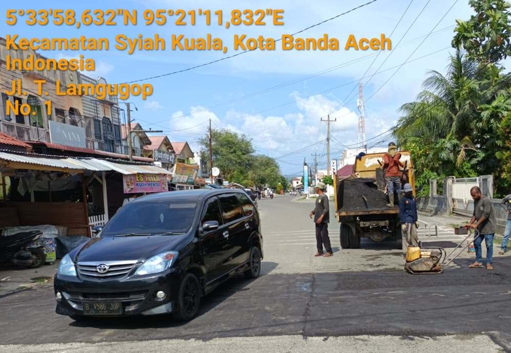 Tim Reaksi Cepat Dinas PUPR Kota Banda Aceh sedang melakukan perbaikan jalan di Simpang Lamgugop, Syiah Kuala, Kota Banda Aceh [Foto/HO For Habanusantara]