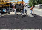 Perbaiki Infrastruktur, PUPR Tambal Jalan Rusak di Simpang Lamgugop