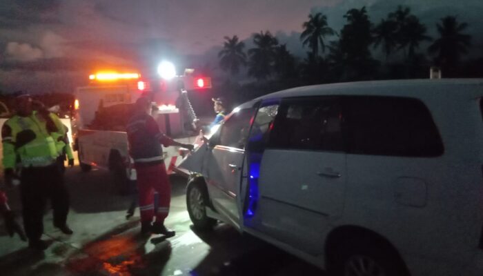 Ngebut di Tol, Innova Tabrak Dump Truck di Tol Sigli-Banda Aceh