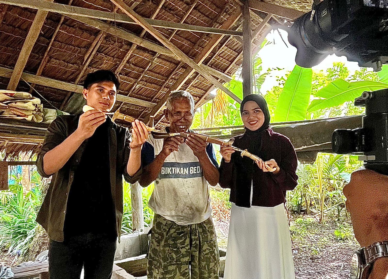 Utoh Ishak Seorang perajin tradisional di Aceh Utara befoto bersama dengan Duta Wisata Aceh Utara dan memperlihatkan Rencong hasil Kerajinannya di Desa Pande, Kecamatan Tanah Pasir, Kabupaten Aceh Utara[Foto/HO For Habanusantara/Muqsalmina]