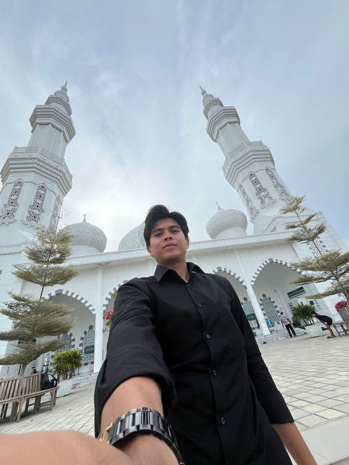 Duta Wisata Aceh Utara Muqsal Mina berselfi di Masjid Putih Lhoksukon [Foto/HO Habanusantara.net]