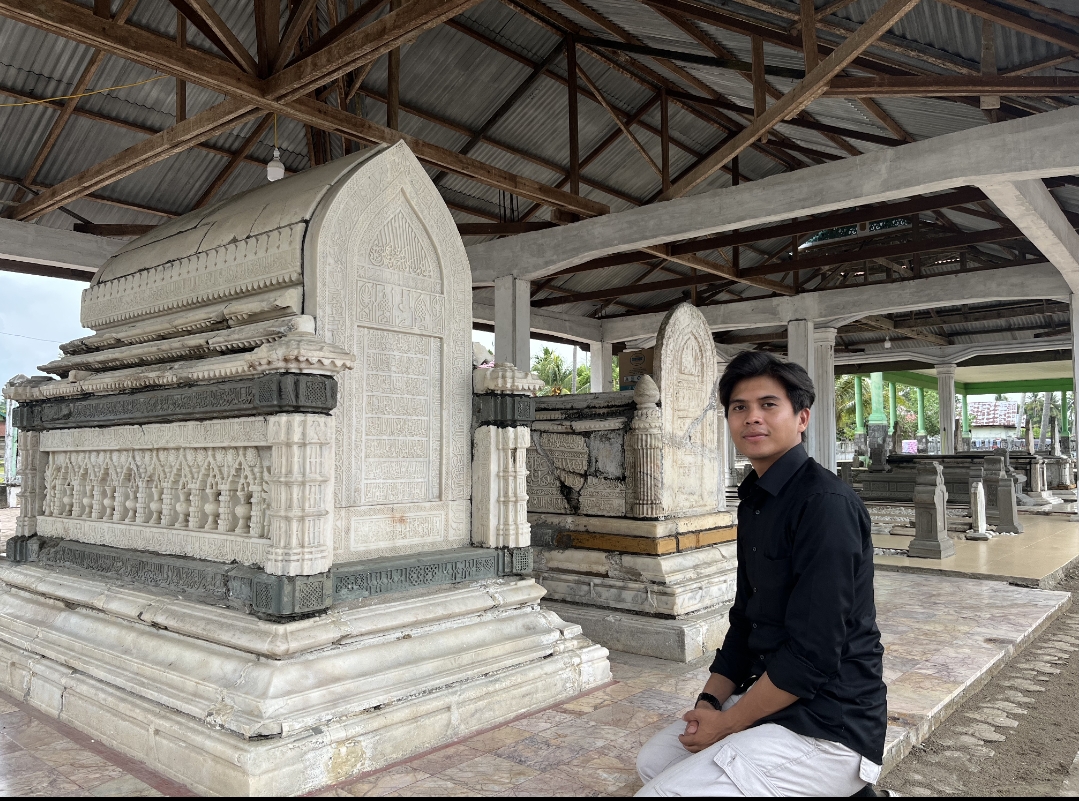 Duta Wisata Aceh Utara Muqsal Mina saat berziarah ke Makam Sultanah Nahrasiyah [Foto/HO Habanusantara/Musqsal Mina]
