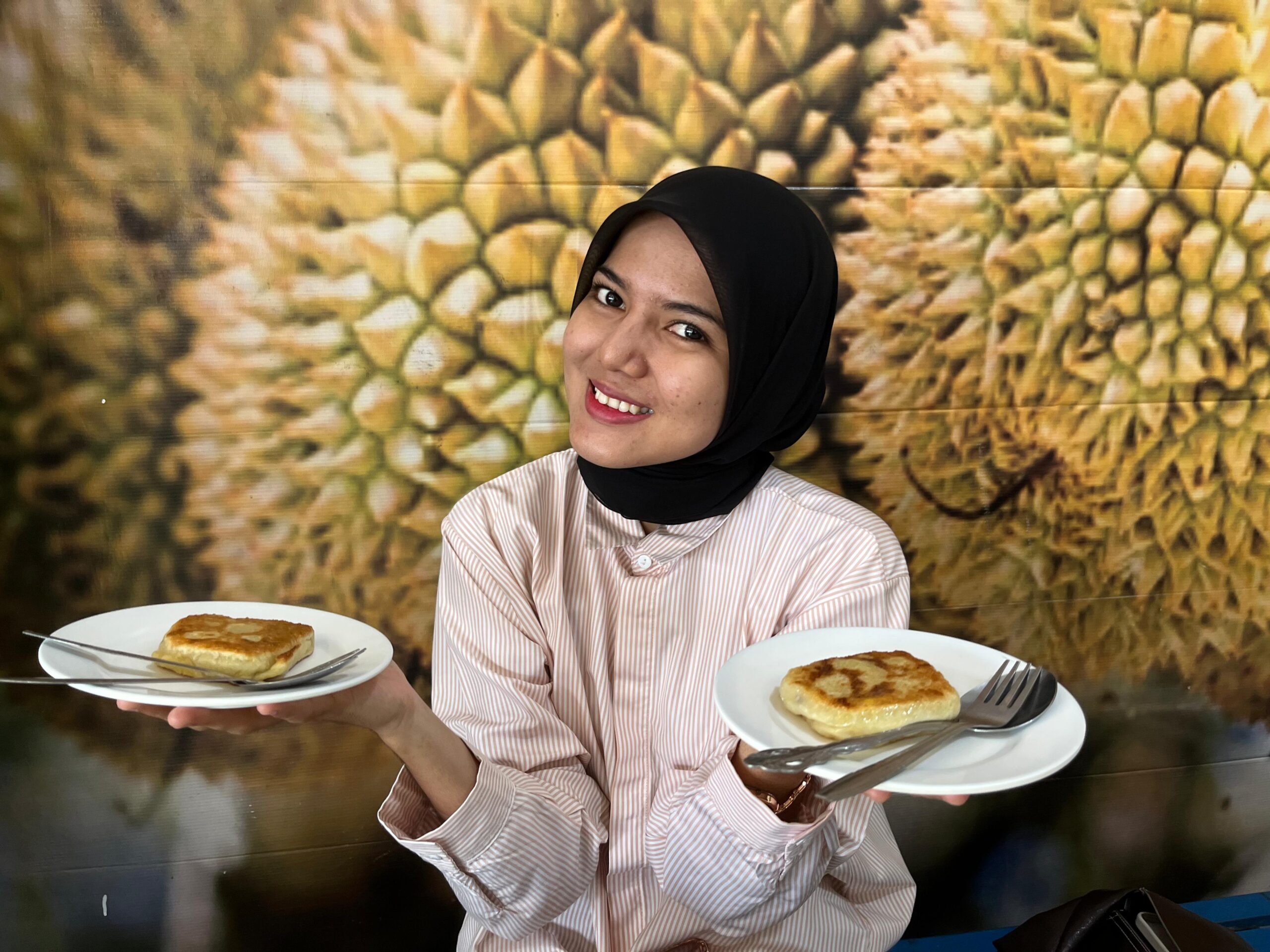 Duta Wisata Aceh Utara memperlihatkan Martabak Durian Samudra Pasai [Foto/HO Habanusantara/Muqsalmina]