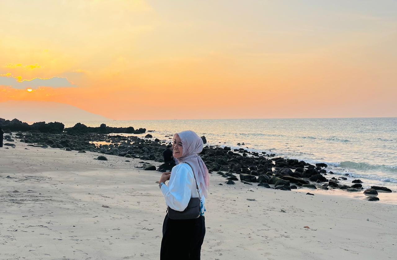 Humaira, Duta Wisata Kota Sabang saat berwisata ke Pantai Pasir Putih, Kota Sabang [Foto/HO Habanusantara/Humaira]