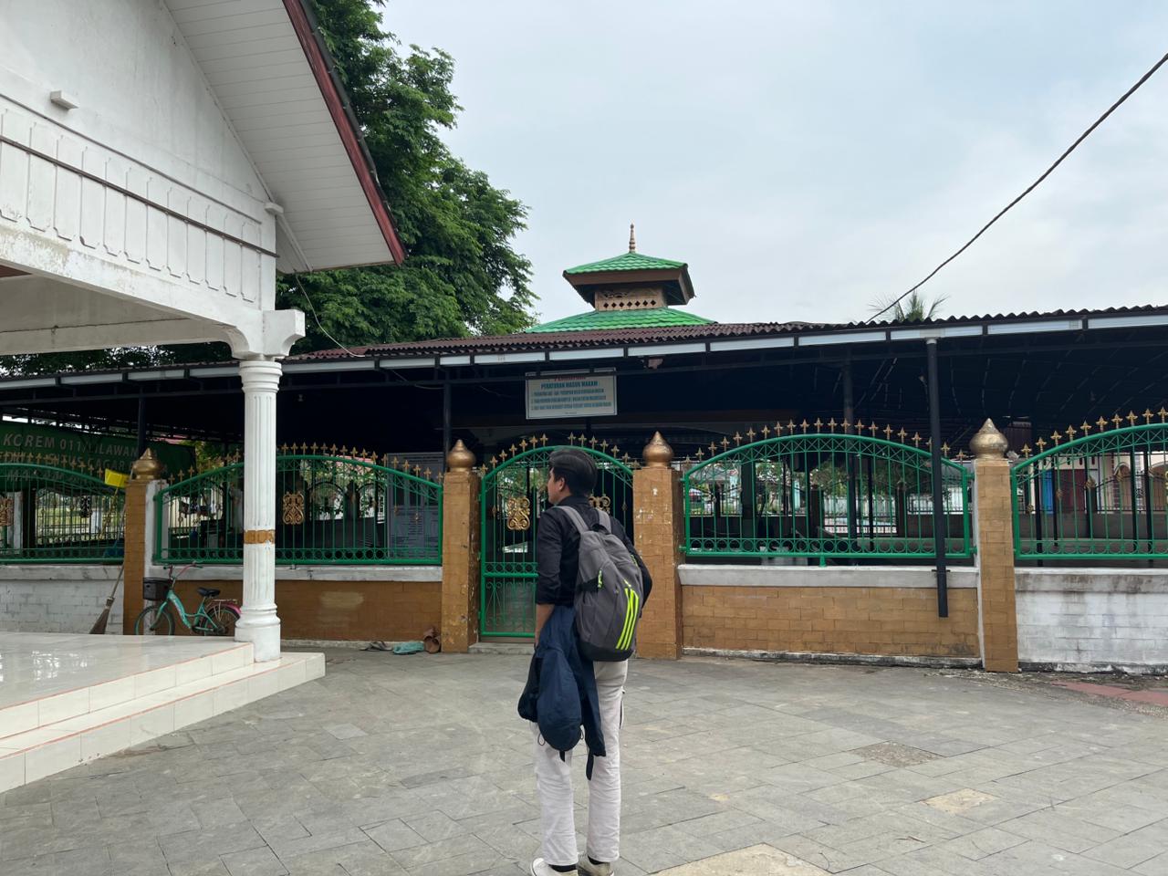 Duta Wisata Aceh Utara Muqsal mina saat berziarah ke Makam Sultan Malikussaleh di Desa Beuringen, Kecamatan Samudera, Aceh Utara [Foto/HO Habanusantara/Muqsalmina]