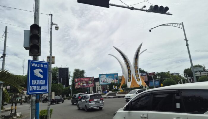 Traffic Light Simpang Lima Padam, Pengendara Saling Serobot, Lalulintas Semraut