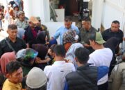 Mualem Bagikan Uang Meugang untuk Seribuan Warga