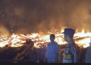 Tumpukan Gelondong Kayu Sisa Banjir di Sawang Aceh Utara Terbakar, Warga Khawatir Api Menjalar