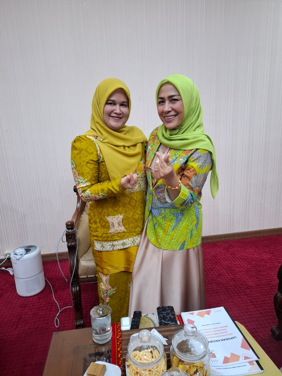 Ketua BKOW Aceh terpilih Ibu Mukarramah berfoto bersama dengan Anggota DPRK Banda Aceh Syarifah Munirah [Foto/ist]