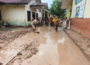 Banjir Lumpuhkan SDN 9 Lhoksukon, Guru dan Siswa Bersihkan Lumpur