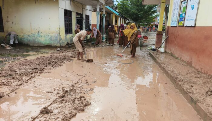 Banjir Lumpuhkan SDN 9 Lhoksukon, Guru dan Siswa Bersihkan Lumpur