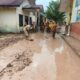 Banjir Lumpuhkan SDN 9 Lhoksukon, Guru dan Siswa Bersihkan Lumpur