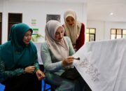 Kak Na Sumbang 3 Canting Batik Cap dan 1 Mesin Tenun untuk Perajin Binaan Dekranasda Aceh Besar