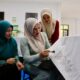 Kak Na Sumbang 3 Canting Batik Cap dan 1 Mesin Tenun untuk Perajin Binaan Dekranasda Aceh Besar