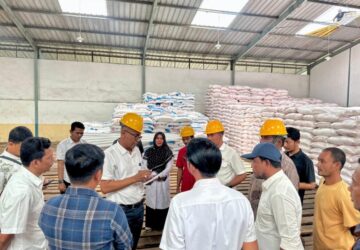 Sekda Pidie Bersama Kadis Pertanian H. Hasballah Sidak Gudang Distributor Pupuk
