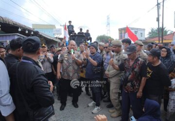 Bupati Asahan Mengunjungi Warga Demo Jalan