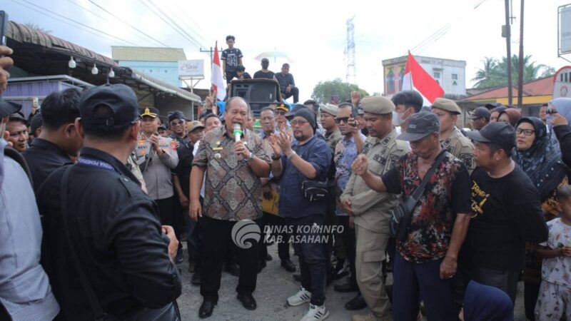 Bupati Asahan Mengunjungi Warga Demo Jalan