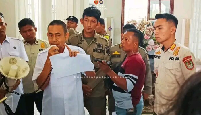 Satpol PP Asahan Menjaga Keamanan Unjuk Rasa di Kantor Bupati