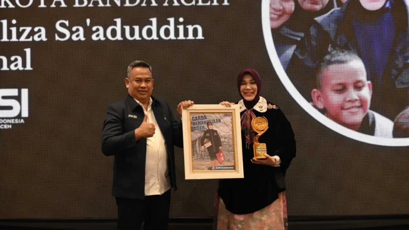 Walikota Illiza Terima Penghargaan Garda Kemanusiaan dari JMSI Aceh