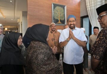 Mualem Takziah ke Rumah Duka Mantan Gubernur Aceh dr. Zaini Abdullah