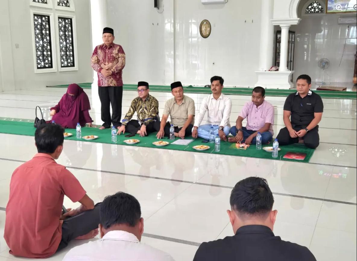 Kepala Dinas Syariat Islam Aceh, Misran Fuadi, saat memberikan sambutan sebelum menyerahkan bantuan sajadah secara simbolis kepada pengurus masjid di Kabupaten Nagan Raya, Sabtu (18/7/2026)[Dok/DSI Aceh]