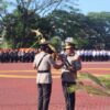 Irjen Pol Marzuki Serahkan Pataka Machdum Sakti kepada Kapolda Aceh Irjen Pol Ruddi Setiawan