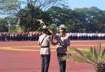 Irjen Pol Marzuki Serahkan Pataka Machdum Sakti kepada Kapolda Aceh Irjen Pol Ruddi Setiawan